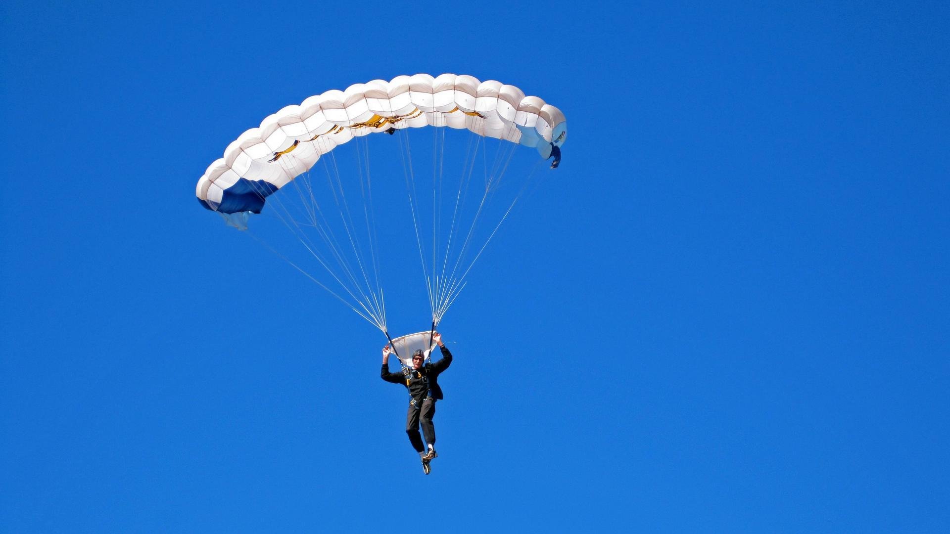 “闪电超车瞬间!”——赛车界的年度绝美瞬间,闪电跑车