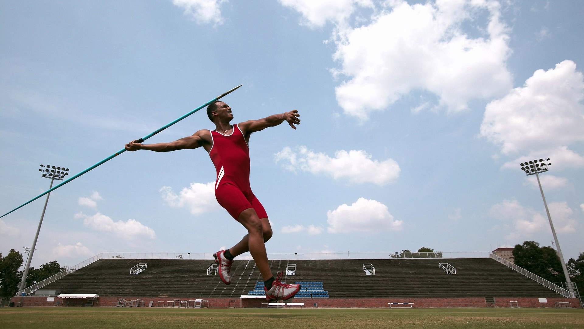 爱游戏体育在线赛事-西班牙成功举办国际马术大奖赛，吸引全球顶级骑手参赛。，西班牙骑术学校
